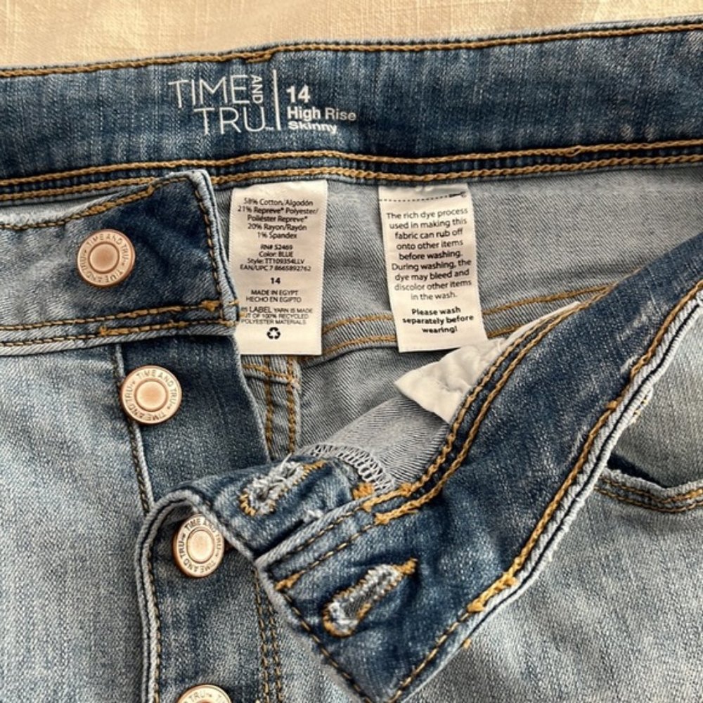 High-Rise Distressed Jeans - Picture 3 of 3